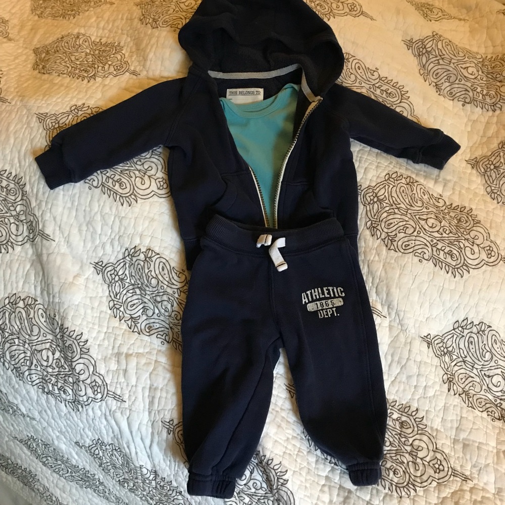 Adorable sweatsuit outfit in size 6 months